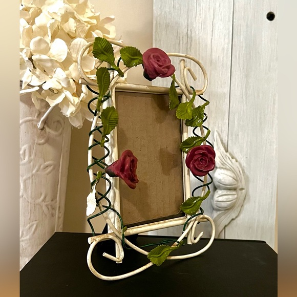 Vintage Shabby Tole Frame With Rose Motif - Picture 2 of 4